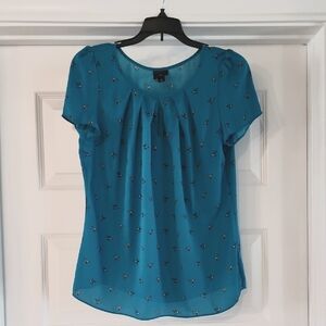 Worthington Blue Pleated Short Sleeve Blouse With Hummingbird Design
